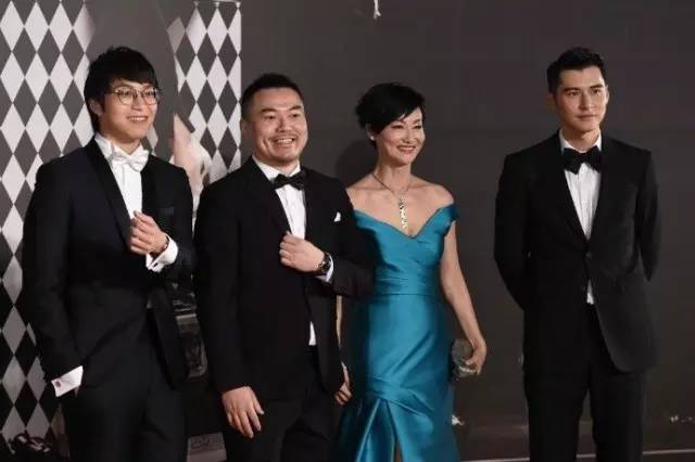 周冬雨金马奖表现,周冬雨颁奖反应