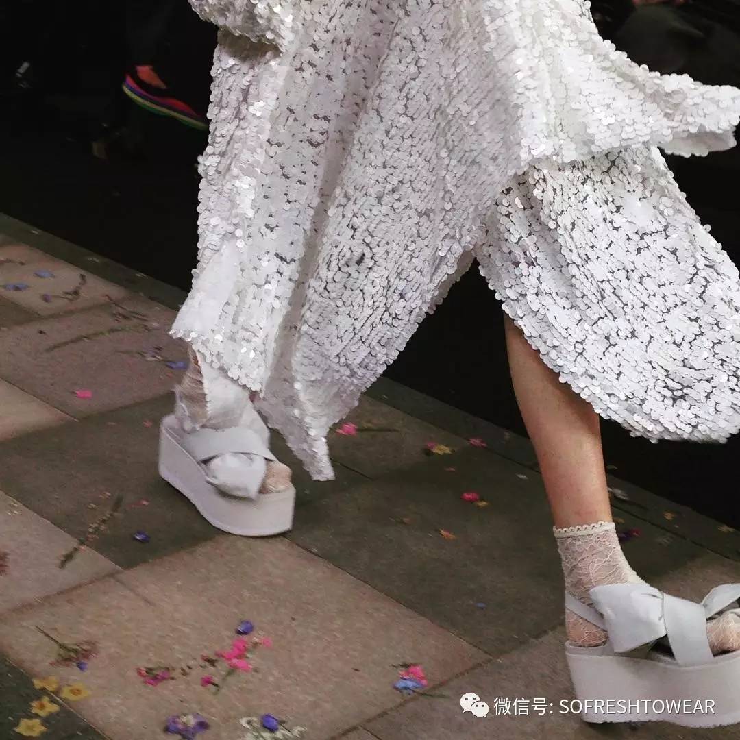 ugg鞋穿搭,ugg复古鞋怎么搭配衣服