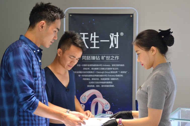 珂兰与阮经天为爱碰撞,助他人实现钻戒梦