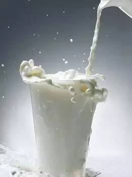 只因一个座位?庄里年轻母亲掀翻餐盘,洒老人一身牛奶,合适吗?