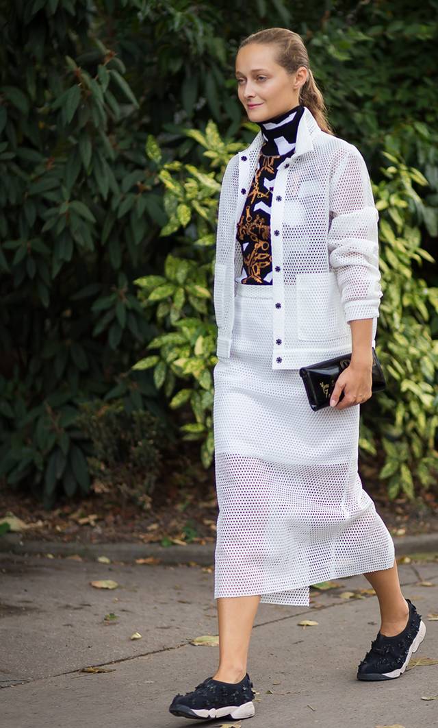 刘雯最新穿搭卡其色老爹鞋,刘雯穿的运动鞋有哪些