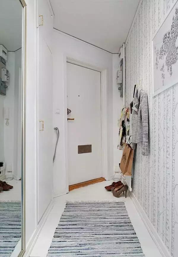 换鞋在门外好还是在玄关里好,入户玄关坐着换鞋对着门是否好