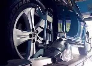 凯迪拉克方向盘跑偏,方向盘松手方向跑偏