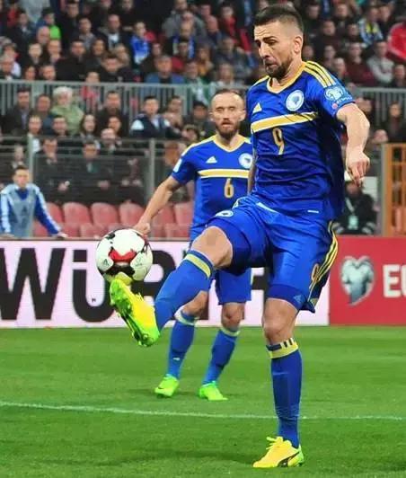 他们都穿什么篮球鞋,他们穿着什么用英语怎么说