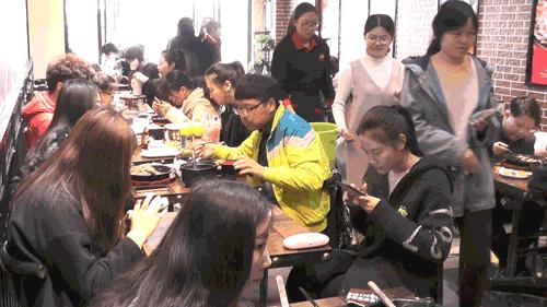 这家店看着不起眼，但是他们家的铁板饭一天卖出去20000份哎！