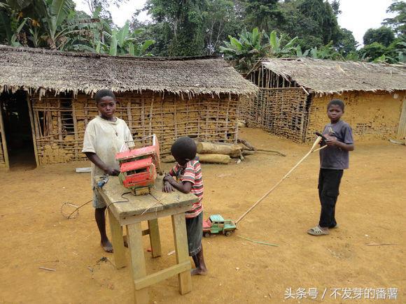 一组非洲儿童的玩具照片，看完感到很心酸！