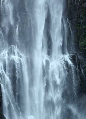 太壮观!清远这个群山萦绕的天湖惊现百米大瀑布,你竟然不知道?