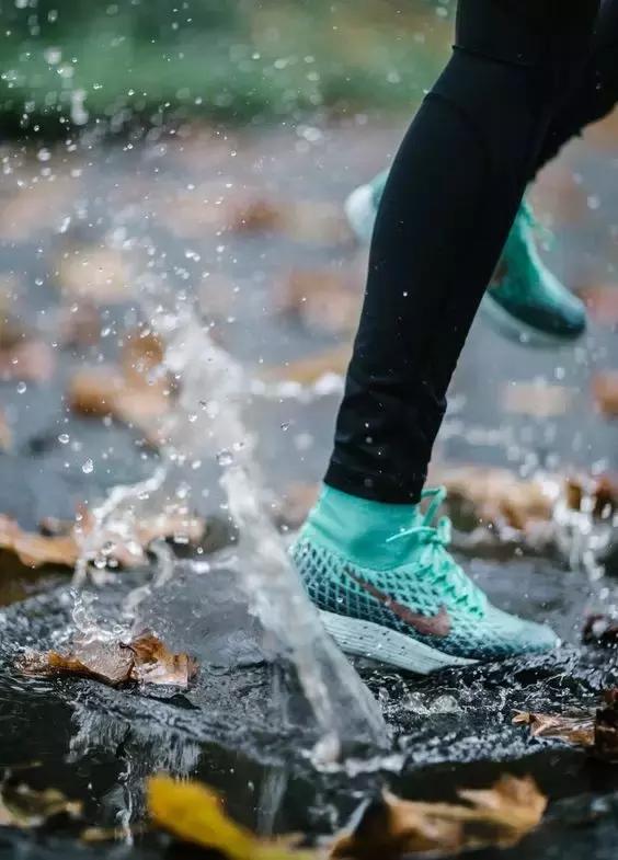 下雨天穿什么鞋子能防水,下雨穿什么防水鞋套好看