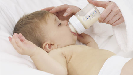 熊孩子不想乖乖喝奶怎么办,小孩不爱喝奶可以用什么代替