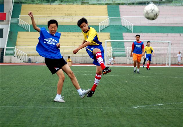 萌娃进球全场欢呼,100个萌娃射门挑战