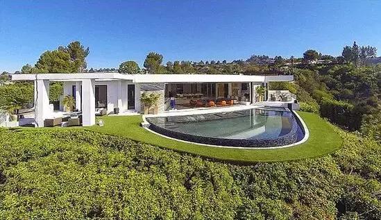 “开挂”的创业者:编个小游戏,卖了上百亿