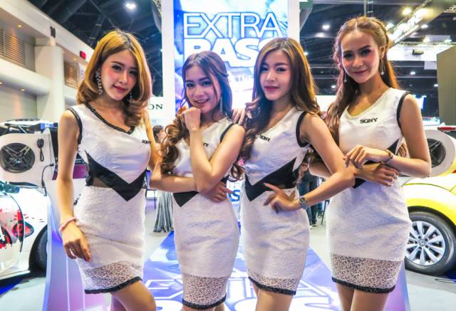 直击曼谷摩托车展美女如云，MOTOGUZZI光荣绽放