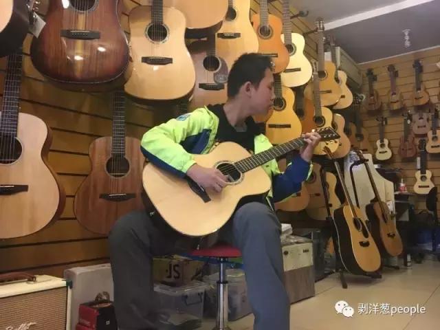 网红吉他少年视频全集,吉他少年进京