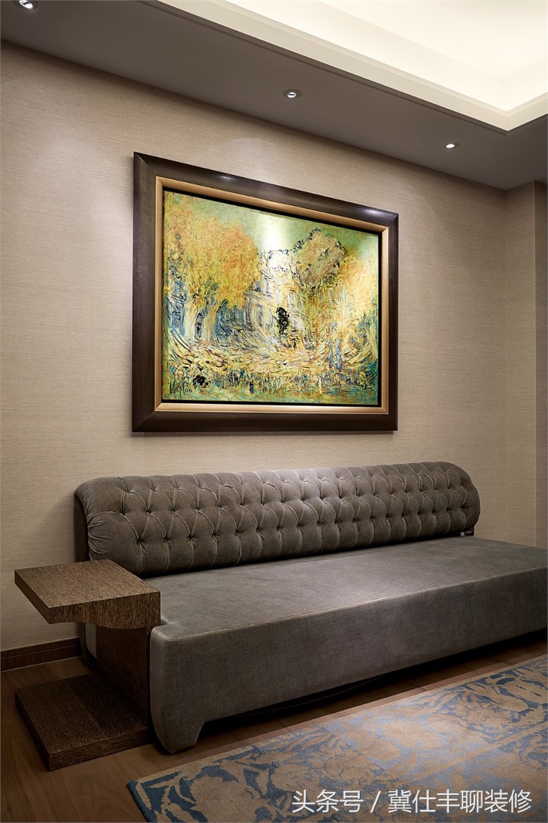 富豪的两栋别墅连为一体,一栋家人住,另一栋招待客人