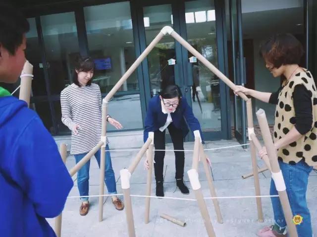 小朋友搭建小屋视频,户外小屋搭建