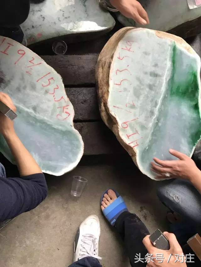 翡翠原石切割大涨开出帝王绿,翡翠原石切出来大涨的视频