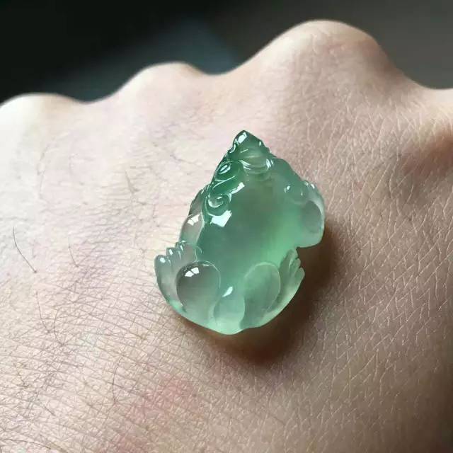 起胶起莹的翡翠视频,翡翠的起胶什么意思