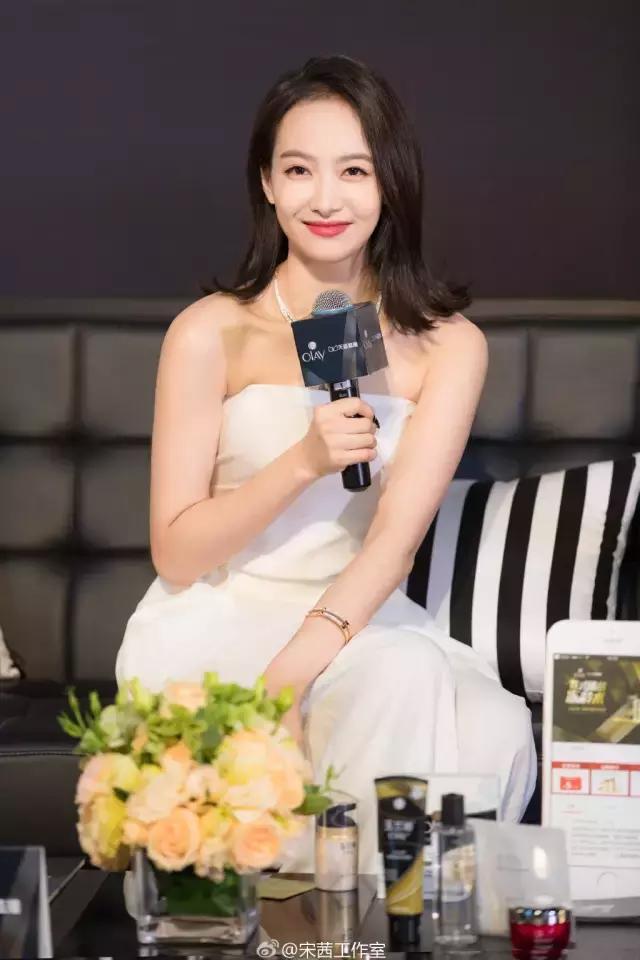 杨幂巧用刘海拯救发际线倍减龄,杨幂一发自拍就被吐槽发际线