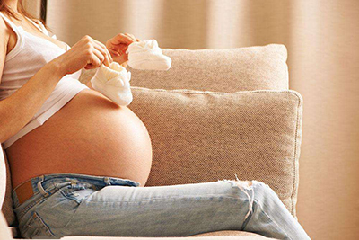 孕期穿鞋有什么危害,孕期蹲下系鞋带对胎儿有影响吗