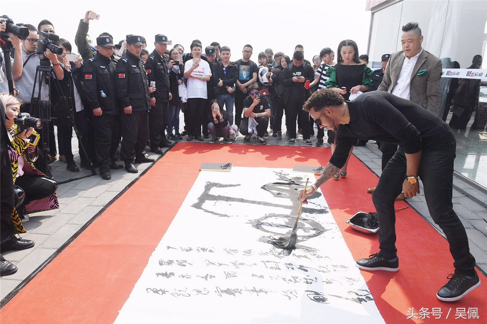 汉密尔顿夺冠,汉密尔顿夺冠庆祝