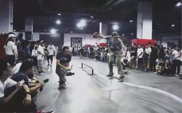 图是认真的，他们的衣橱里只有一件衣服：皮夹克