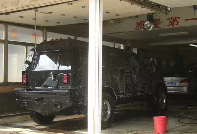 1500万骑士十五世去洗车房，工作人员直摇头：我们不洗装甲车