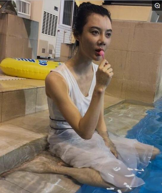 她曾被评为完美恋人，整容失败被骂女鬼，如今水池爆照再变女神！