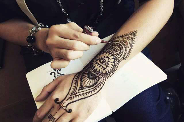 他被称为小周杰伦，却是海娜纹身师、饰品设计师，还是过气网红