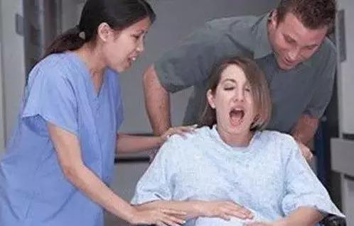 准妈妈阵痛难忍,准妈妈正在经历宫缩