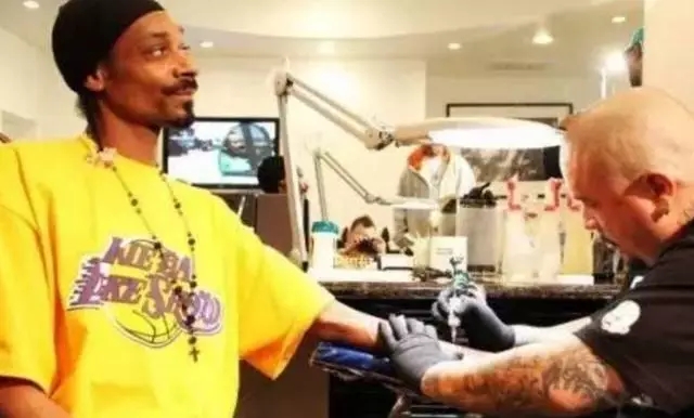 他是众多嘻哈巨星的*用御**纹身师,街头的孩子们都想花大钱请他纹身