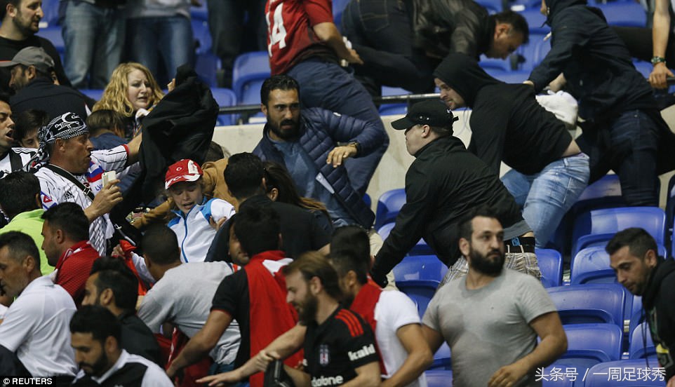 土耳其球迷持角旗暴打守门员,土耳其球迷暴打球员