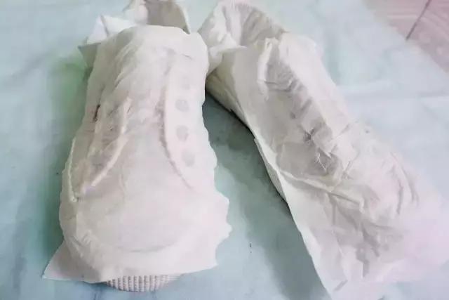 小白鞋清洁去污净怎样使用,小白鞋变黄了变脏了怎么刷白妙招