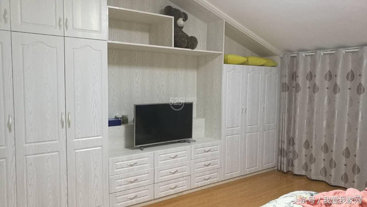 楼梯在正中,楼梯小横梁凸出墙体