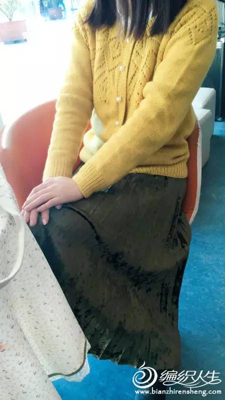 开衫针织毛衣时尚款,从上向下织的翻领平肩开衫毛衣