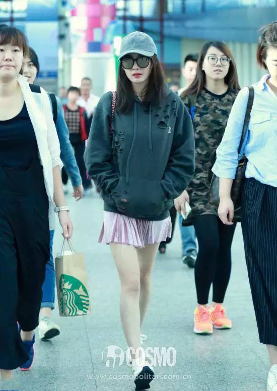 时髦破衣服,今年最流行的破洞上衣