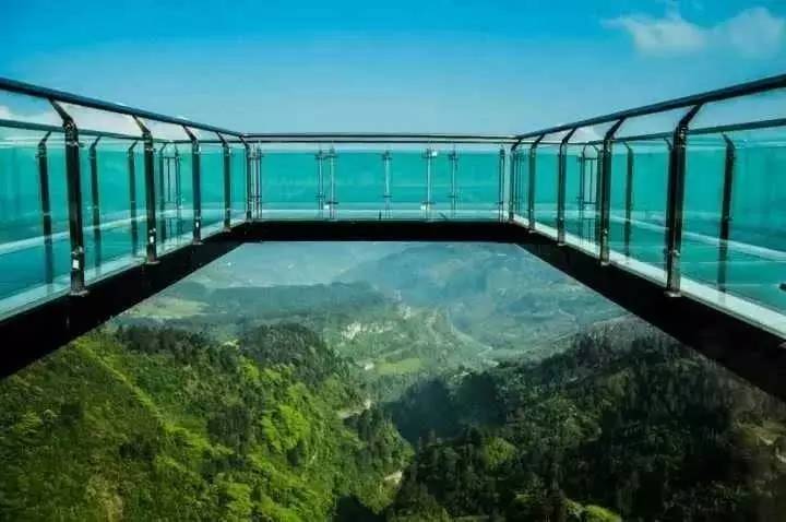 玻璃滑道断裂游客险坠落后续,景区玻璃栈道发生事故