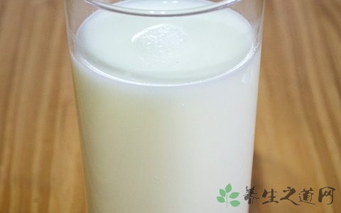 宝宝喝牛奶好还是羊奶粉好,宝宝喝牛奶会上火吗