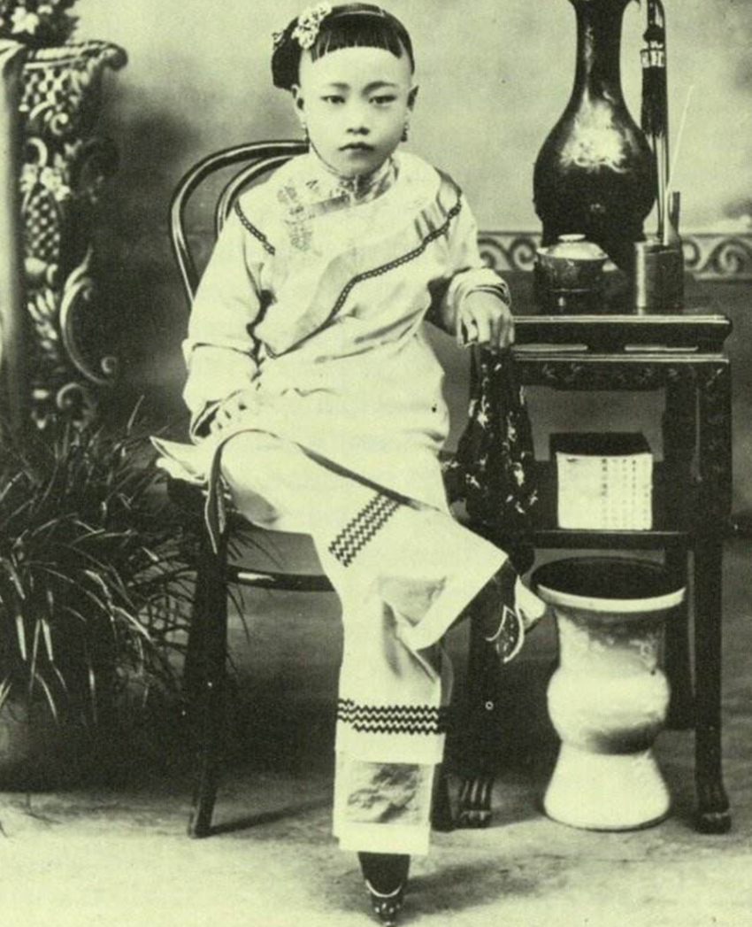 一个在古代都认为性感的东西，现今彻底消失了，对女性实在太残酷