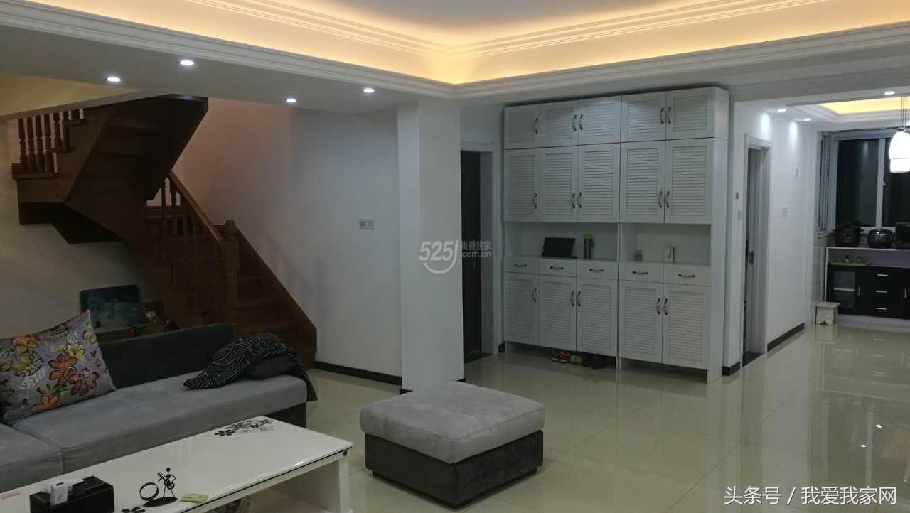 楼梯在正中,楼梯小横梁凸出墙体