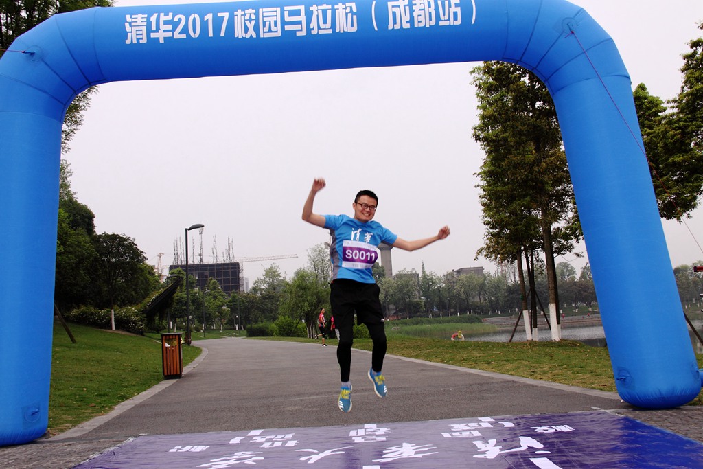 环球同跑迎校庆，清华校友锦城湖畔展英姿（原创）