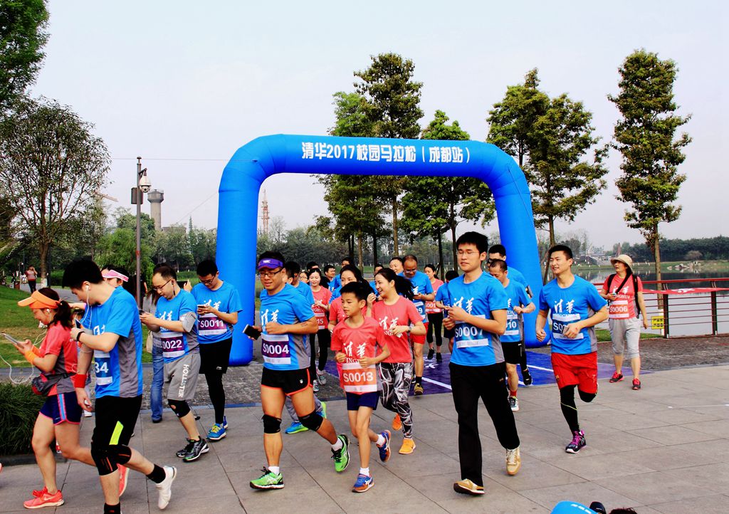 环球同跑迎校庆，清华校友锦城湖畔展英姿（原创）