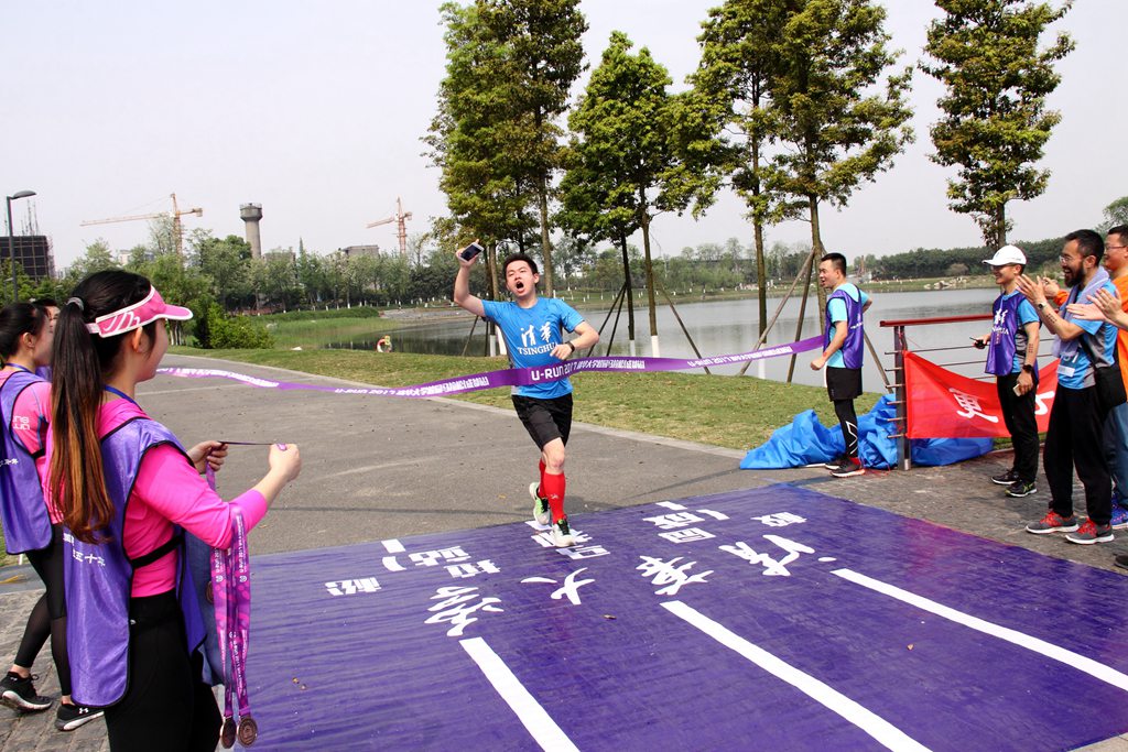 环球同跑迎校庆，清华校友锦城湖畔展英姿（原创）