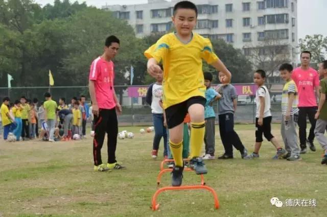 小孩学踢足球视频,小朋友学踢足球视频