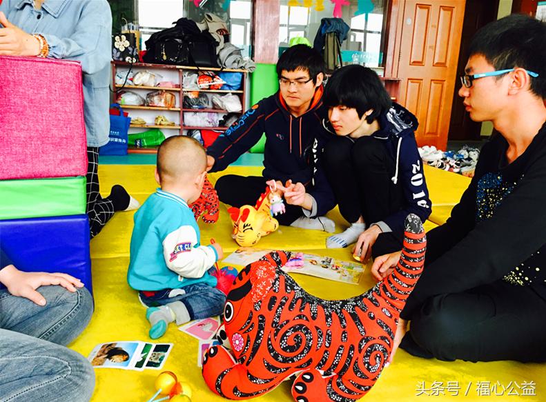 爱心志愿者慰问贫困儿童,志愿者走进养老院温暖关爱老年人