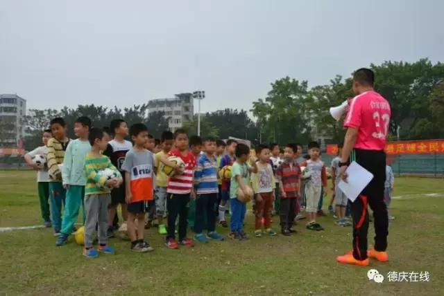 小孩学踢足球视频,小朋友学踢足球视频