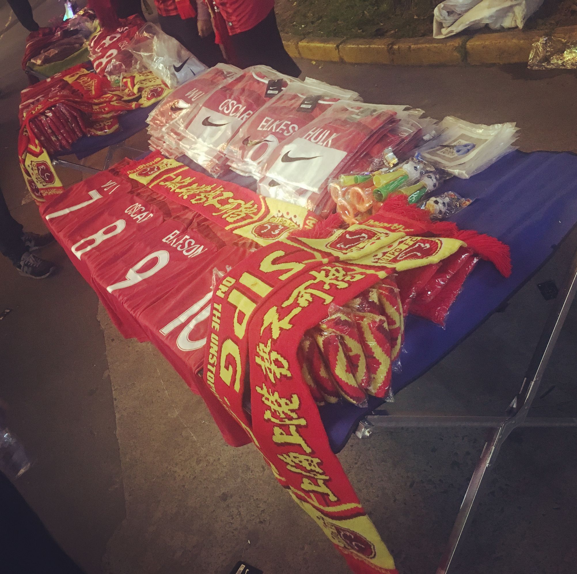 上海上港和上海申花用一个主场吗,上港和申花有什么区别