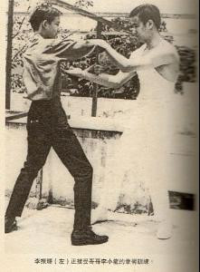 李小龙曾是“猩猩王”，女友众多，把弟踢到休克，其弟要全盘否定