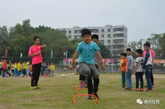 小孩学踢足球视频,小朋友学踢足球视频
