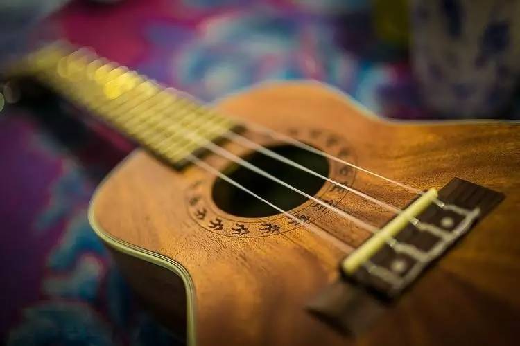 乐器小型尤克里里自学,小吉他尤克里里演奏