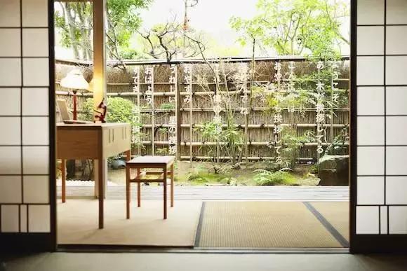 草间弥生跨界玩室内设计，你敢住进这样扎眼的房间吗？！